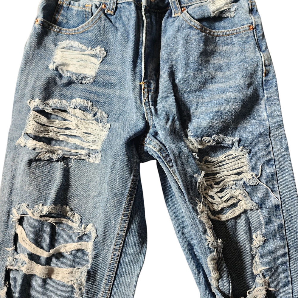 Relaxed Blue Distressed Jeans with Vintage Appeal